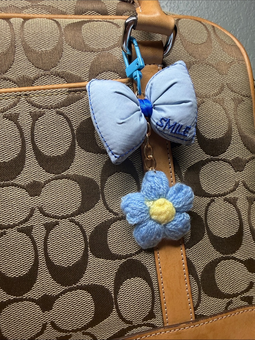 ‘Smile’ Blue Bow & Daisy Bag Charm Keychain
